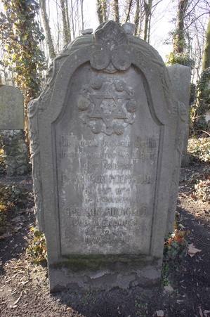 Hochfeld tombstone at Weissensee Cemetery.JPG